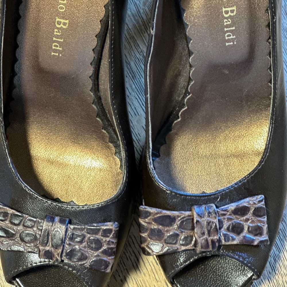 Unique leather peep-toe pumps with snakeskin embossed accent pattern - Picture 4 of 5